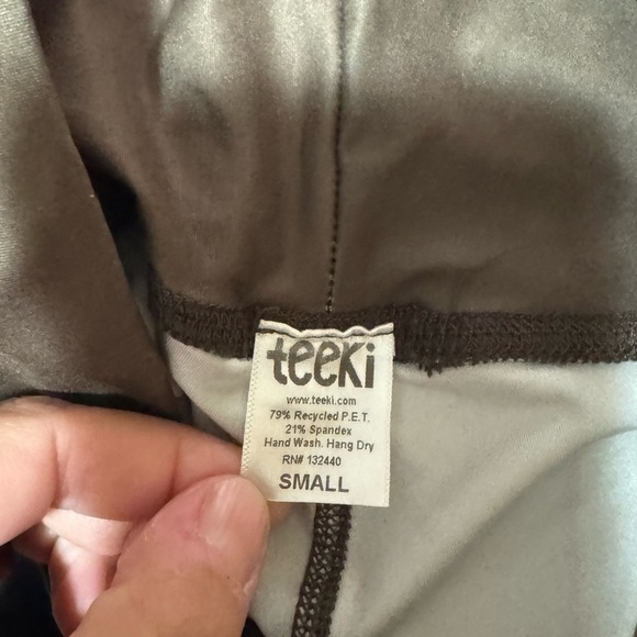 TEEKI Seven Crowns green print hot Pants Leggings Size Small ~NWOT Made in USA - Picture 4 of 4